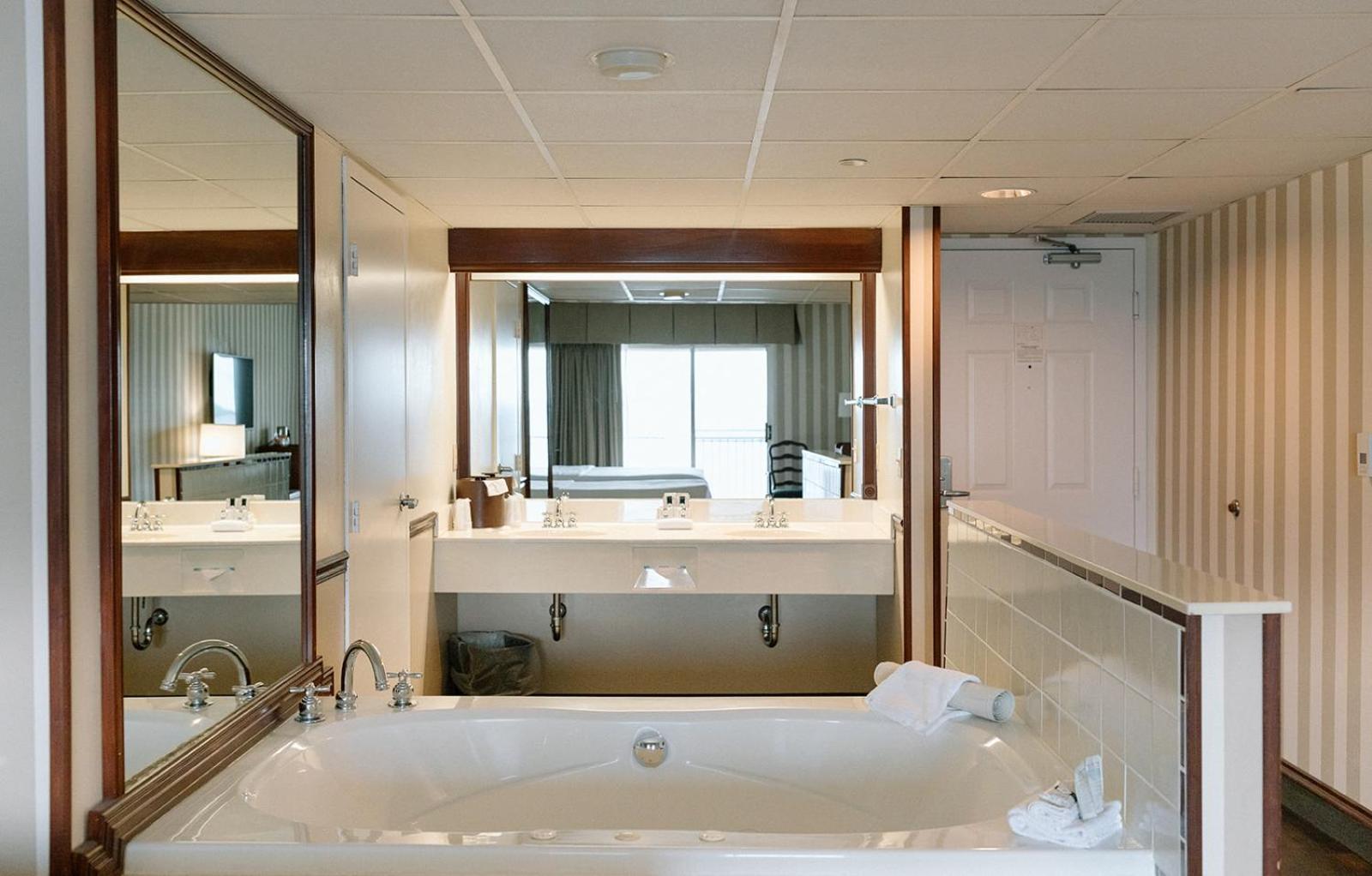 Bayshore Resort Traverse City Bagian luar foto